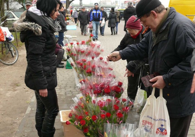 Kwiaty dla kobiet na targu w Stalowej Woli.