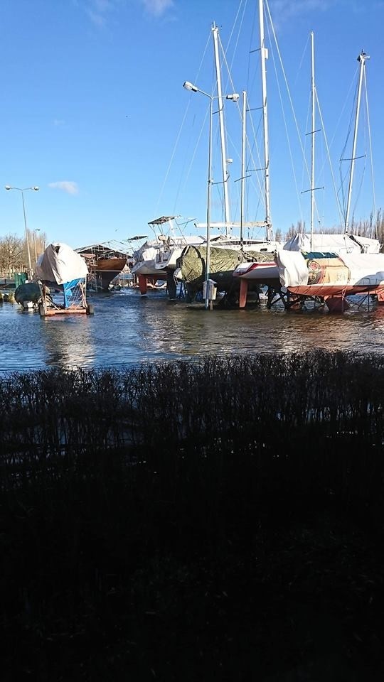 Sztorm spowodował, że ulice przy kanale portowym w Świnoujściu są zalane. Morze zabrało plażę [ZDJĘCIA]