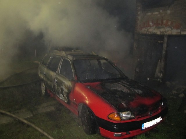 Potężny pożar strawił budynek i samochód