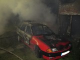 Potężny pożar strawił budynek i samochód [zdjęcia] 