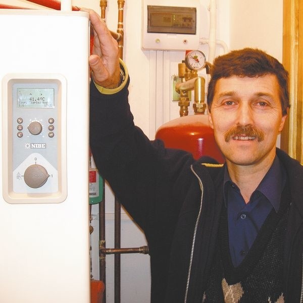 Pan Jerzy Mieczyński jest bardzo zadowolony z funkcjonowania pompy ciepła, bo tanio i wygodnie ogrzewa jego dom i wodę.