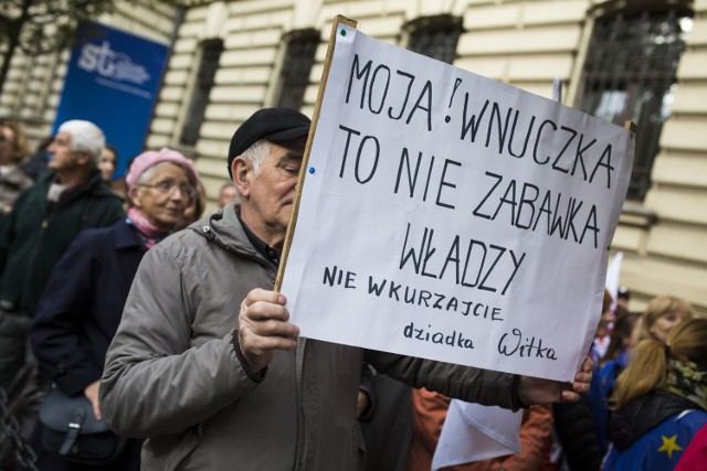 Przed siedzibą Urzędu Wojewódzkiego w Bydgoszczy protestują nauczyciele.