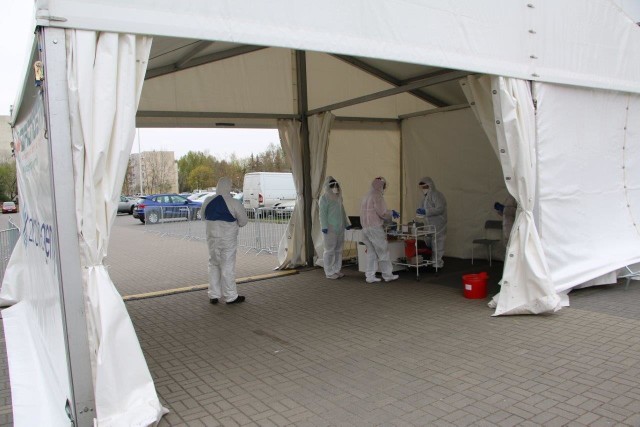 Od wtorku w Katowicach będą wykonywane darmowe testy na koronawirusa dla medyków Próbki będą pobierane w mobilnym punkcie typu „Drive&Go-Thru” na parkingu Laboratorium Diagnostyki, przy ul. Paderewskiego.