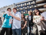 Zaśpiewali "Prząśniczkę" przed magistratem. Łódzki flash mob [zdjęcia, film]