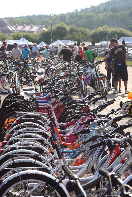 Setek rowerów wystawionych w Miedzianej Górze z każdym tygodniem mniej ma szansę na sprzedaż. Przed kupnem warto negocjować cenę nawet przy nowym sprzęcie.