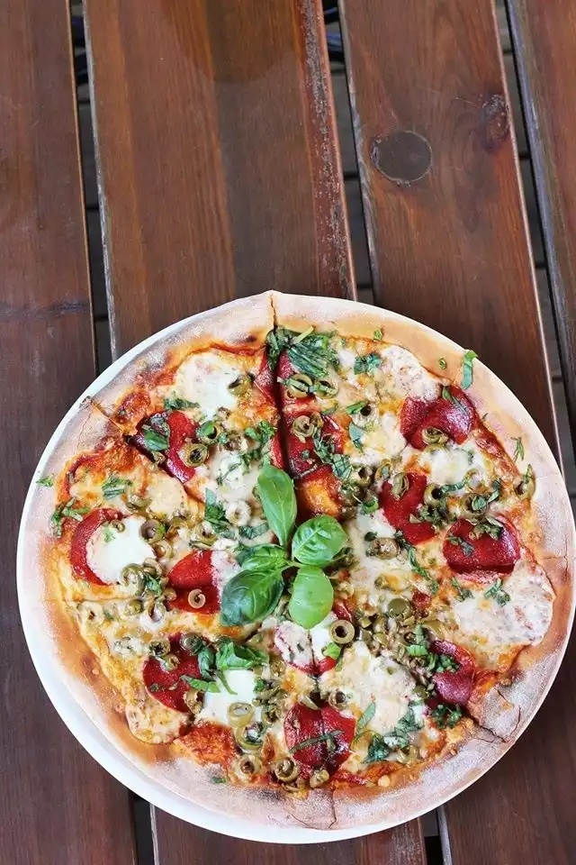 Pizzeria Presto - Olkusz Presto to sieć restauracji łączących w sobie elementy pizzerii i włoskiej trattorii. Wyróżnia je doskonały smak potraw, niepowtarzalny wystrój lokali i oryginalne, opalane drewnem piece do pizzy. Najtańszą pizzę małą o średnicy 32 cm dostaniemy tu od 17 zł. Mieszkańcy często określają Presto jako najsmaczniejszą pizzą w Olkuszu.