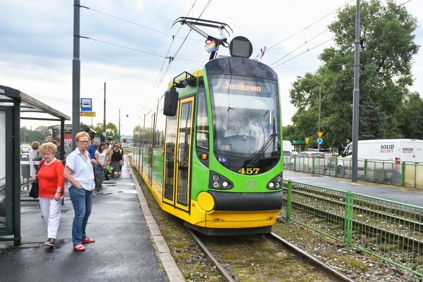 Tęczowe flagi na 180 poznańskich tramwajach pojawiły się w...
