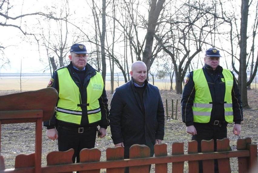 Znicze pod tablicą przy leśniczówce Gaj. Jędrzejów oddał hołd i upamiętnił powstanie Armii Krajowej (ZDJĘCIA)