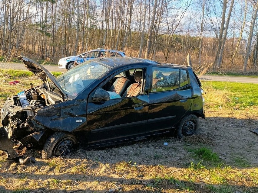 Trzy osoby ranne po dachowaniu samochodu osobowego w Węgliskach. Kierowca pijany i bez prawa jazdy! [ZDJĘCIA]