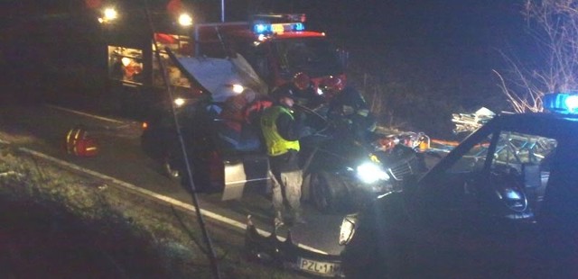 Trwa akcja ratunkowa. Strażacy próbują za pomocą specjalistycznego sprzętu uwolnić kierowcę z roztrzaskanego mercedesa.