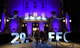 29. FilmFestival Cottbus: chociebuski teatr w niebieskiej poświacie – znak, że rozpoczęło się święto kina Europy Wschodniej!