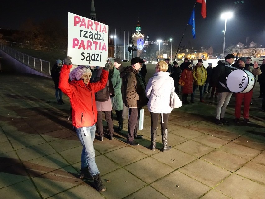 Szczecin. Wiec na placu Solidarności: krytyka posłów opozycji i obawa przed dyktaturą [ZDJĘCIA, WIDEO]