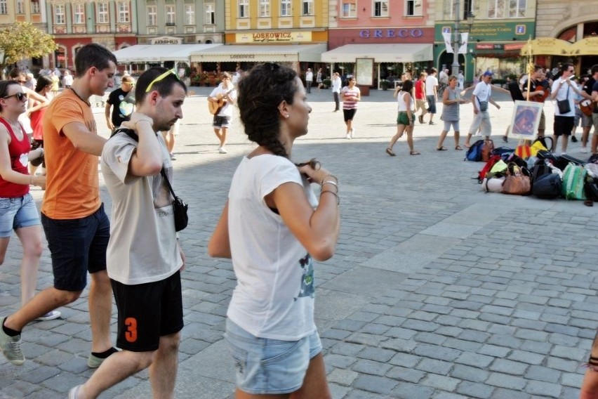 Wrocław: Włoska pielgrzymka śpiewa, modli się i gra w Rynku (ZDJĘCIA)