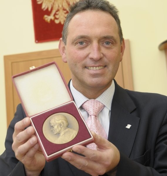 - Ten medal jest dla mnie wyjątkowym wyróżnieniem - mówi prof. Marek Tukiendorf.