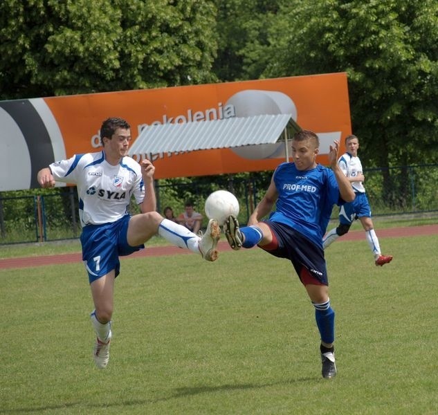 Migawka z meczu juniorów starszych w Świeciu. O piłkę z zawodnikiem Włocłavii walczy Jakub Wróblewski (biała koszulka)