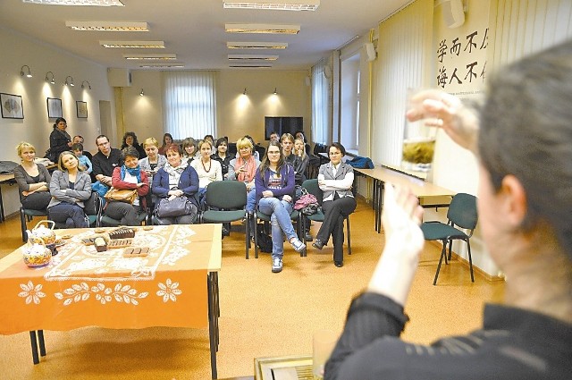 Aby swobodnie porozumiewać się w języku chińskim należy uczyć się go minimum dwa lata. - Warto, bo rynek pracy potrzebuje specjalistów ze znajomością tego języka - mówi Maria Kania z Instytutu Konfucjusza. (fot. archiwum)