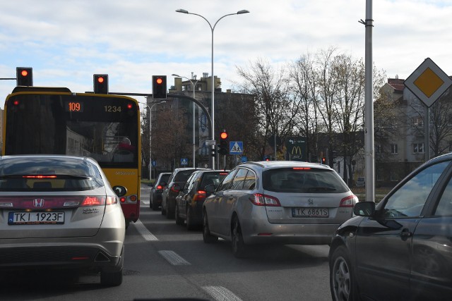 Po wprowadzeniu Inteligentnego Systemu Transportowego korki na skrzyżowaniach jak te przy IX Wiek&oacute;w Kielc i Kościuszki mają zniknąć albo być kr&oacute;tsze.