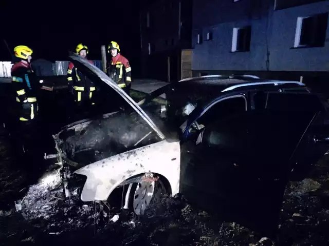 Nocny pożar w Gołębiewie Wielkim (pow. gdański). Płonął samochód osobowy