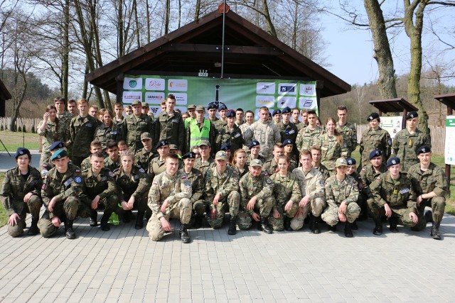 W Pierwszym Ogólnopolskim Turnieju Klas Mundurowych udział wzięły 22 drużyny, które przyjechały z całej Polski. Wymóg był jeden: ekipa musi liczyć trzy osoby, a wśród nich jedna dziewczyna. Trzy drużyny reprezentowały Zespół Szkół w Skępem.