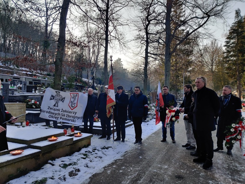 Przedstawiciele organizacji politycznych i społecznych upamiętnili w Gdyni pierwszego komendanta głównego NSZ