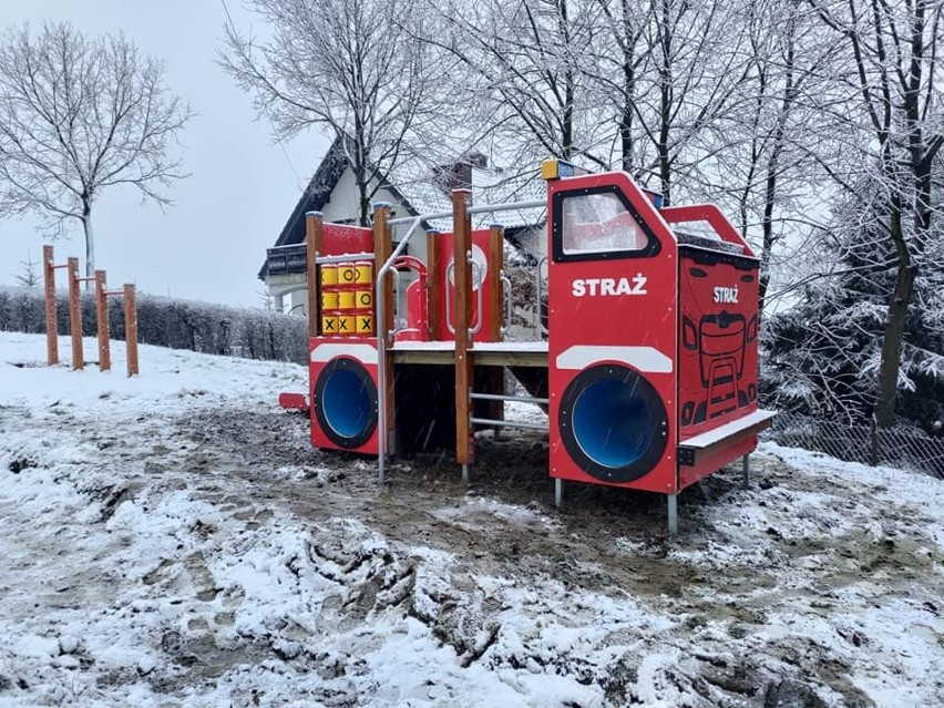 Strażacki plac zabaw z wozem bojowym dla najmłodszych