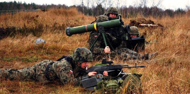 Obsługa wyrzutni PPK "Spike&#8221; z 12 BZ na stanowisku ogniowym. Za chwilę "drogocenny&#8221; pocisk wykryje i zniszczy cel.