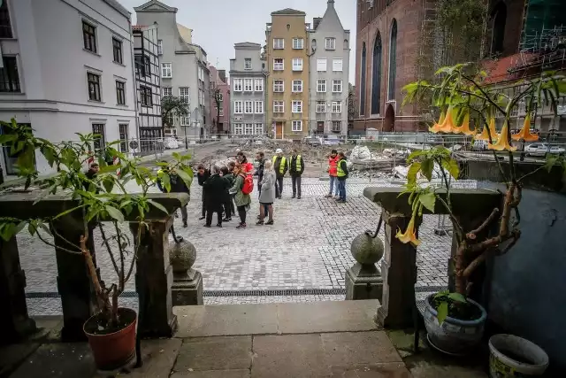 Spacer po modernizowanej ulicy Św. Ducha w Gdańsku. Zakończenie prac planowane jest na koniec listopada 2017 r.