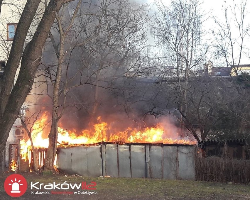 Pożar garaży przy ul. Miechowskiej w Krakowie. Trwa akcja straży pożarnej