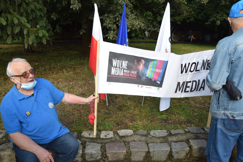 "Wolne media, wolni ludzie, wolna Polska". W Stargardzie odbyła się demonstracja w obronie wolnych mediów. ZDJĘCIA, RELACJE LIVE