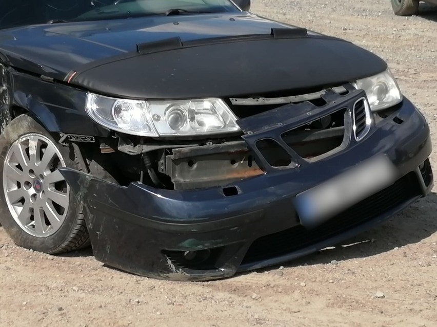 Kierowca samochodu marki Saab uderzył w jeden z płotów przy...