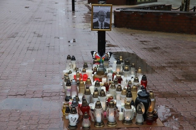 Zabójstwo prezydenta Gdańska Pawła Adamowicza jest kolejnym z morderstw z polityką w tle.Niestety miały one miejsce także w Łodzi. W sobotę w Bazylice Mariackiej odbędzie się pogrzeb prezydenta Adamowicza, który zmarł w poniedziałek na skutek obrażeń, które odniósł w zamachu podczas finału Wielkiej Orkiestry Świątecznej Pomocy. Trzy pchnięcia nożem okazały się śmiertelne. Zamachowiec, 27-letni Stefan W. zanim został obezwładniony krzyczał „Siedziałem niewinny w więzieniu, Platforma Obywatelska mnie tam dokoptowała. Dlatego właśnie zginął Adamowicz!”CZYTAJ DALEJ - KLIKNIJ KOLEJNY SLAJD