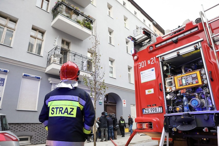 Szczecin: Pożar w kamienicy. Trzy osoby nie żyją. "Otworzyła okno, był huk i było po nich". Co się stało przy Małkowskiego? [WIDEO, ZDJĘCIA]