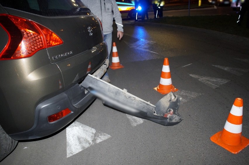 Kolizja samochodu osobowego z radiowozem na skrzyżowaniu ulic Wolności z Hugona Kołłątaja w Słupsku [ZDJĘCIA]