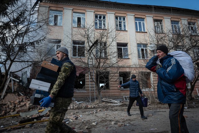 Ludzie ewakuujący się po atakach Rosjan na Żytomierz