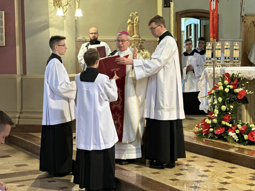 Święcenia w Sokołowie Małopolskim. Biskup Jan Wątroba wyświęcił 5 diakonów [ZDJĘCIA]