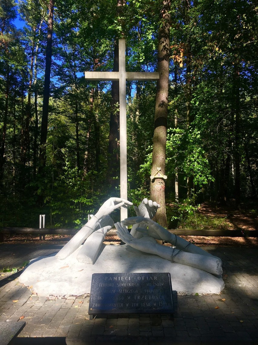 Miejsce pamięci ofiar pomordowanych przez NKWD w lasach w...