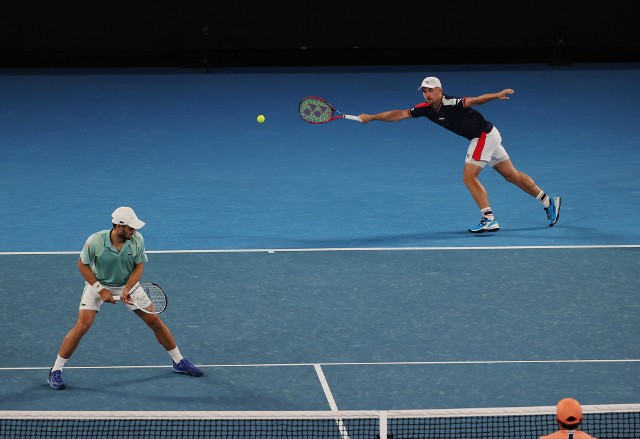 Zieliński (z prawej) i Nys (z lewej) przegrali mecz o tytuł w Melbourne