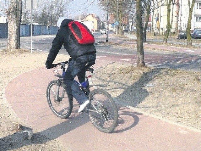Na ulicy 9 Zaodrzańskiego Pułku Piechoty wyznaczono trasę dla rowerzystów. Tak ją przygotowano, że biegnie raz z jednej strony ulicy, a raz z drugiej