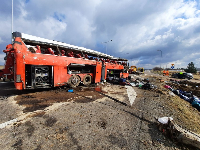 Wypadek ukraińskiego autokaru na autostradzie A4 koło Przemyśla. Zginęło 5 osób, a 39 zostało rannych [ZDJĘCIA]