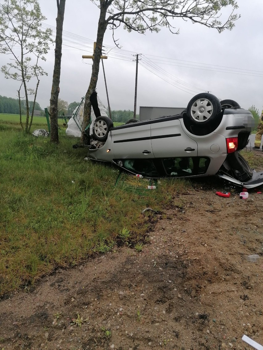 Wypadek w Jeleniach (gmina Ostrów Mazowiecka). Auto uderzyło w przydrożny krzyż. 15.05.2023. Zdjęcia