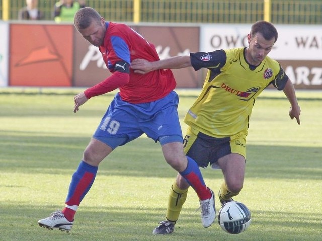 Paweł Waleszczyk (z lewej) niedawno grał w barwach Gryfa przeciwko Druteksowi-Bytovii. Teraz został graczem tego drugiego zespołu. 