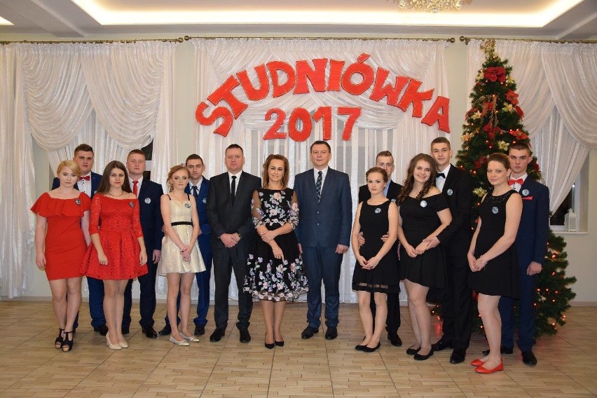 Studniówka 2017 Zespołu Szkół w Różanie [ZDJĘCIA]