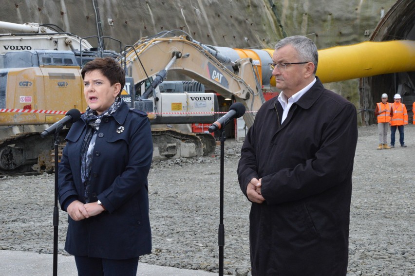 Premier i minister na placu budowy nowej zakopianki. Od teraz tunel jest drążony z dwóch stron