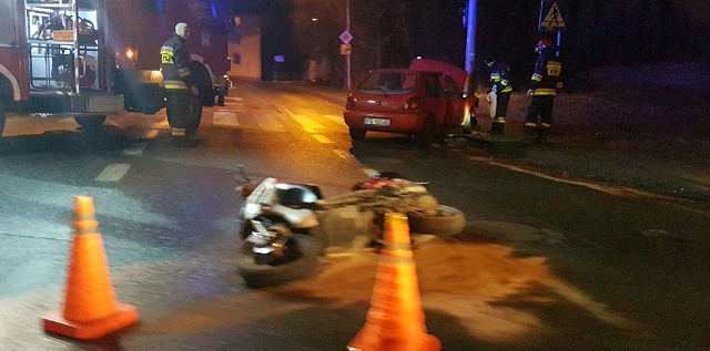 Do groźnie wyglądającego zderzenia doszło w sobotę, 10 marca, w nocy. Kierujący motorowerem uderzył w bok forda. Na szczęście nikomu nic się nie stało.Do kraksy doszło około godz. 23.30 na skrzyżowaniu ulic Sienkiewicza i Sikorskiego w Zielonej Górze. – W bok forda uderzył kierujący motorowerem – mówi podinsp. Małgorzata Barska z biura prasowego zielonogórskiej policji. Jadący motorowerem wymusił pierwszeństwo na kierującym fordem, który uderzył jeszcze w słup sygnalizacji świetlnej.Na miejsce przyjechała straż pożarna, karetka pogotowia ratunkowego i policja. Strażacy zabezpieczyli rozbitego forda i motorower. Usunęli również rozlane na jezdnię oleje i paliwo. Uczestnicy zderzenia zostali przebadani przez lekarza. – Na szczęście nikomu nic się nie stało – mówi podinsp. Barska.Sprawca zdarzenia, kierujący motorowerem, został ukarany mandatem w wysokości 500 zł.POLECAMY RÓWNIEŻ TOP 20 atrakcji w Lubuskiem według portalu TripAdvisor. TOP 10 restauracji w Lubuskiem według portalu TripAdvisor Najlepsze pizzerie w Lubuskiem? Turyści z całej Polski już wybraliZobacz też: KRYMINALNY CZWARTEK - 8.03.2018. Policja rozbiła gang samochodowy działający na niespotykanie wielką skalę