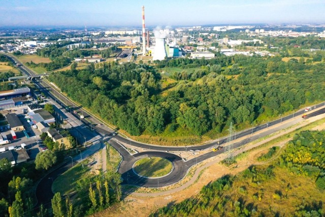 Rozbudowa DK22 polega na dobudowaniu nowych nitek do ulic: Łukasińskiego, Zawackiej i Walczaka oraz naprawie dotychczasowych jezdni.