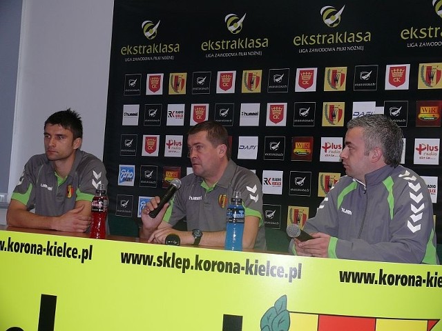 Trener Korony Marcin Sasal (w środku) podał 19-osobową kadrę na mecz z Jagiellonią.
