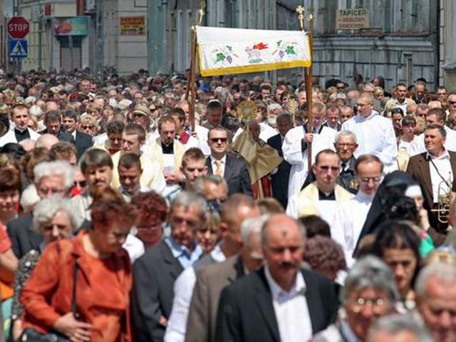 Nieodłącznym elementem  jest procesja z Najświętszym Sakramentem po ulicach parafii.