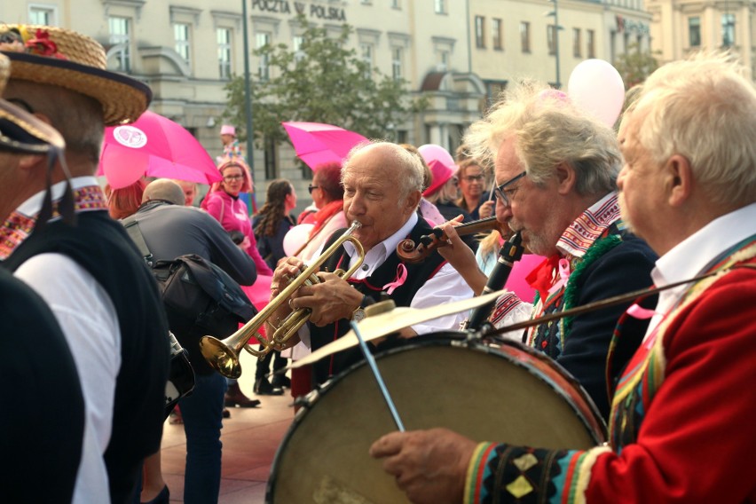 Marsz Różowej Wstążki przeszedł ulicami Lublina. Solidarni z chorymi na raka piersi (ZDJĘCIA)