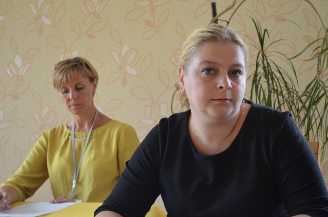 Anna Toby, szefowa PCPR (z lewej) na spotkaniu w czerwcu mówiła o  sięganiu po pieniądze na nowe domy dziecka.