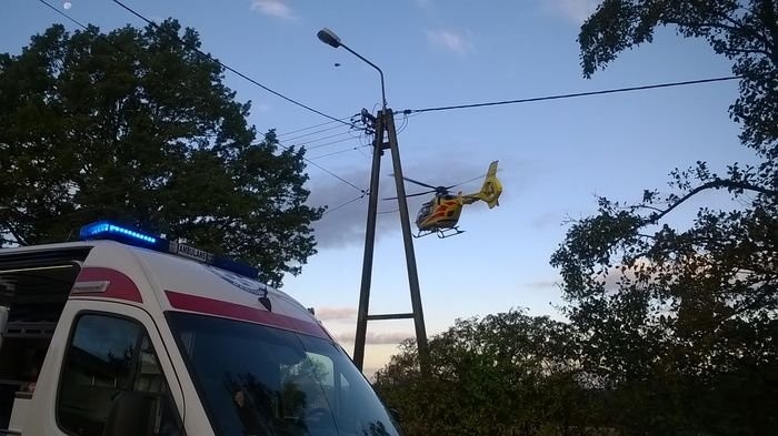 Na miejsce wypadku wezwano helikopter. Motocyklista został...